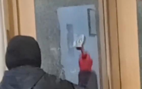 ناشط يكسر زجاج مكتب تابع لمصنع إلبيت للأسلحة