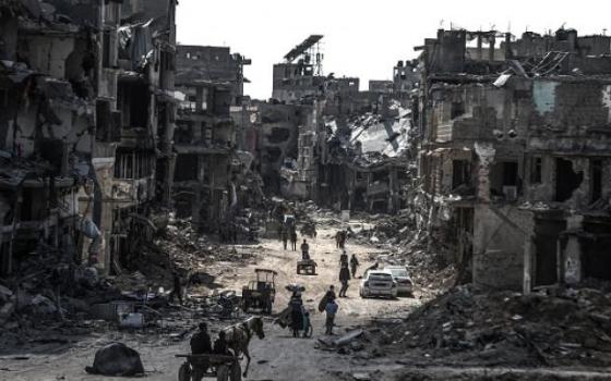 نزوح بين مبانٍ مدمرة في قطاع غزة  