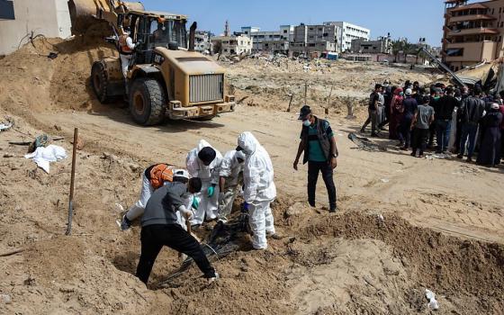 فريق يزيل جثة في قطاع غزة