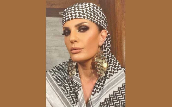 الفنانة فيدرا ترتدي كوفية