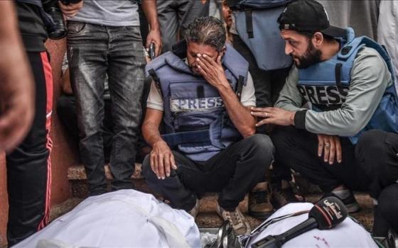 صحفيون بتشييع زملائهم الصحفيين في غزة
