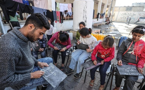 أطفال يدرسون بأقل المقومات في غزة