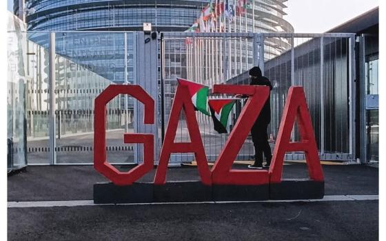 مجسم كلمة غزة أمام البرلمان الأوروبي