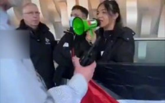 فتاة تهتف باحتجاج داعم لفلسطين