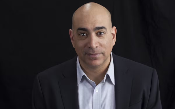 الصحفي الفلسطيني وأحد مؤسسي موقع _الانتفاضة الإلكترونية_، علي أبو نعمة