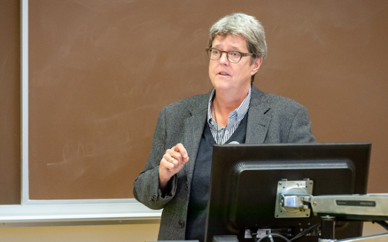 أستاذة فصلت من جامعة كولومبيا لدفاعها عن احتجاجات فلسطين