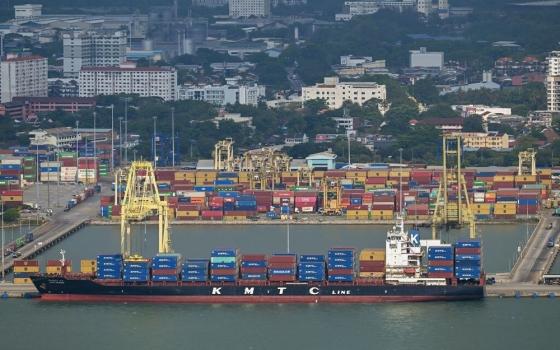 سفينة تحمل شحنات من الأسلحة