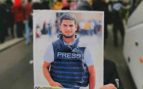 صورة صحفي فلسطيني بوقفة داعمة لصحفيي غزة