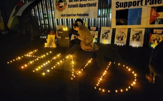 إضاءة اسم هند بالشموع إحياء لذكرى استشهاد هند رجب في غزة