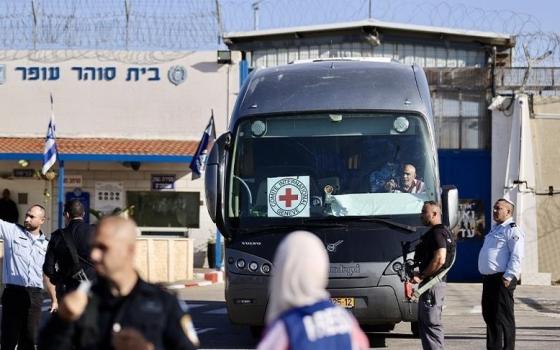 حافلة تقلّ الأسرى