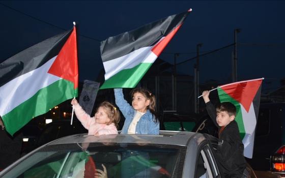 مواكب بالسيارات في لبنان احتفالًا بوقف إطلاق النار في غزة