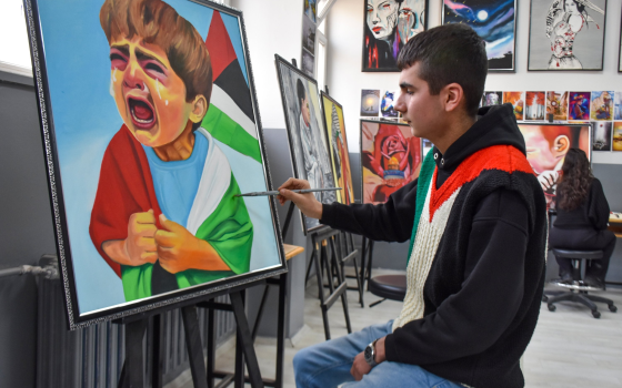 طالب يرسم لوحة عن فلسطين