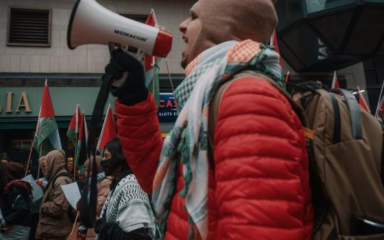 متظاهر داعم لفلسطين يهتف بمكبر صوت