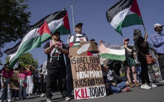 رفع الأعلام الفلسطينية بوقفة تضامنية