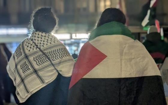 متضامنان بوقفة داعمة لفلسطين في فرنسا