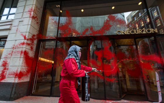 ناشط يلطخ مبنى بالطلاء الأحمر