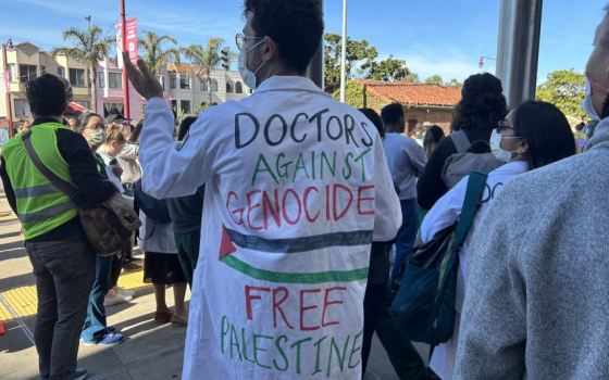 طبيب يكتب على سترته عبارات مؤيدة لفلسطين