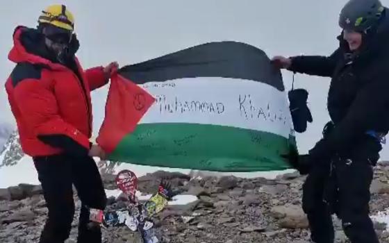 رفع العلم الفلسطيني على قمة جبل ميندوزا بالأرجنتين