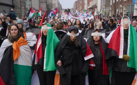 مظاهرة أيرلندية بعصب الاعين تضامنا مع غزة