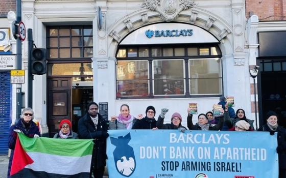 وقفة داعمة لفلسطين أمام بنك باركليز