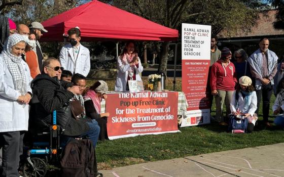 تجمع لأساتذة بكلية الطب في ستانفورد