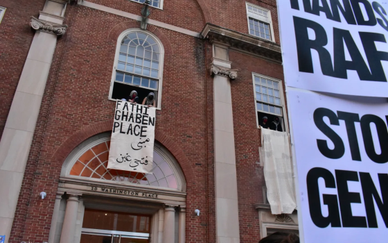 تعليق لافتة تضامنية على مبنى