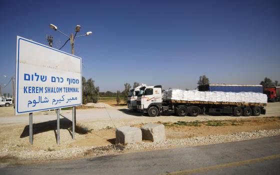 شاحنة أمام معبر كيرم شالوم