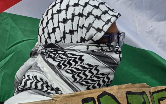 طالب ملثم مؤيد لفلسطين