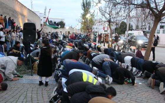 أهل المغرب يؤدون سجدة شكر احتفالا بوقف إطلاق النار في غزة