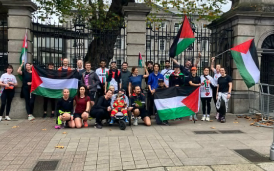 رياضيون أيرلنديون يرفعون العلم الفلسطيني