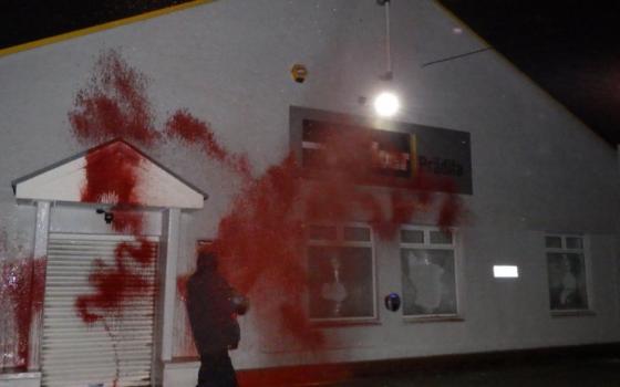 مصنع باركر هانيفين ملطخ بالطلاء الأحمر