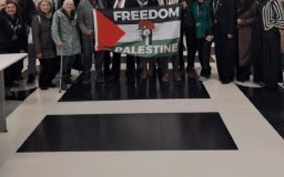 أعضاء مجلس مدينة بريستول يحملون العلم الفلسطيني