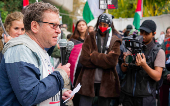 ناشط يهودي يهتف بمكبر صوت بتحرك داعم لفلسطين