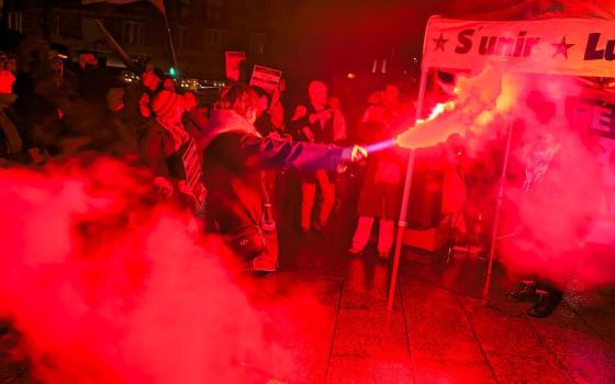 مظاهرة للنسويات بفرنسا أمام وزارة القوات المسلحة