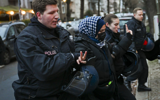 اعتقال فتاة خلال مظاهرة مؤيدة لفلسطين في برلين