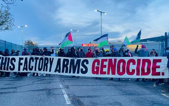 أنصار فلسطين يحاصرون مصنع أسلحة في ويلز