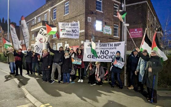 احتجاج داعم لفلسطين أمام مكتب جيف سميث