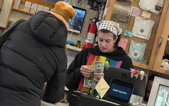 موظفة ترتدي كوفية على رأسها