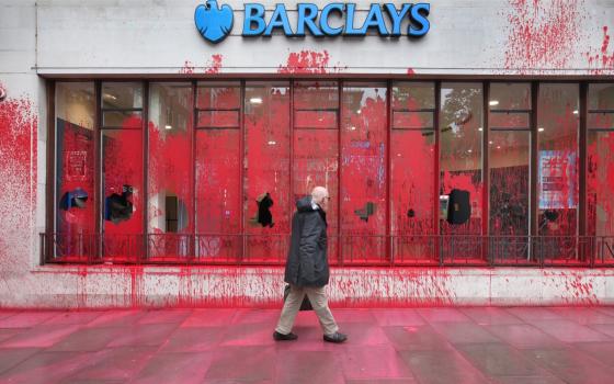 تلطيخ بنك باركليز بالطلاء الأحمر