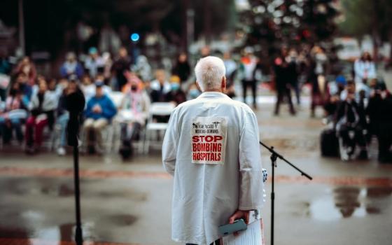 وقفة طبيب في تحرك داعم لفلسطين والعاملين الصحيين في غزة