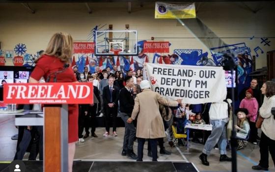 أنصار فلسطين يعطلون خطاب _فريلاند_ ويرفعون لافتة