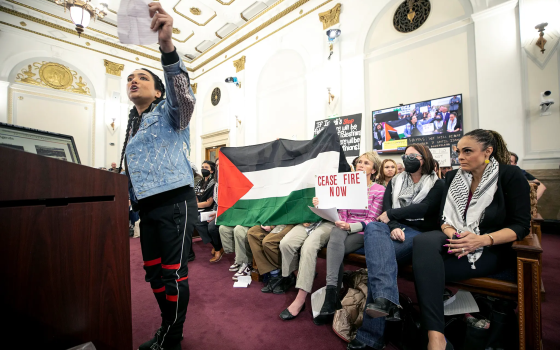 تجمع داعم لفلسطين وفتاة تهتف