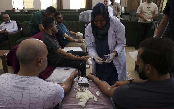 تبرع أهل الضفة بالدم_