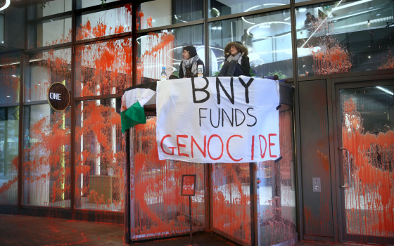 تلطيخ بنك ميلون بالطلاء الأحمر