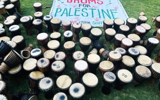 طبول أمام لافتة داعمة لفلسطين