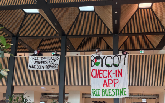 طلاب بريستول يعلقون لافتة تضامنية