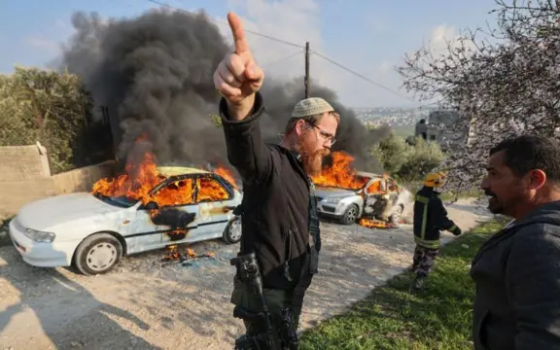 مستوطن يهدد مواطنًا فلسطينيًا ويحرق سيارته