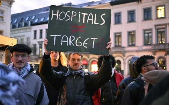 مظاهرة داعمة للطبيب أبو صفية أمام البرلمان الأوروبي في بلجيكا