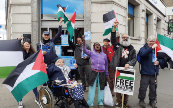 وقفة احتجاجية عند بنك باركليز