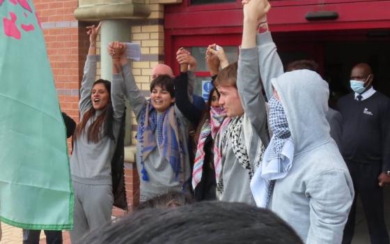 نشطاء متضامنون من حركة فلسطين